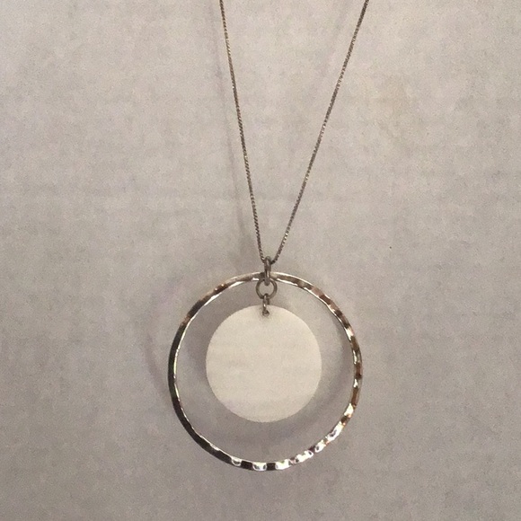 Chic sterling Silver and Cream Circle Pendant Necklace
